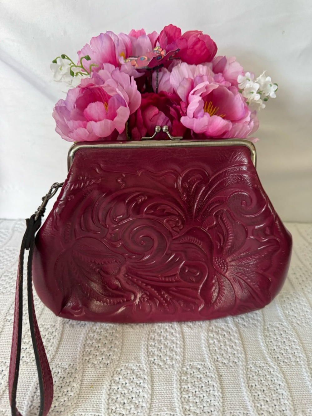 Patricia Nash Borse EUC large magenta kiss lock wristlet